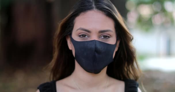 Person Mit Covid Gesichtsmaske Hispanische Frau Trägt Maske — Stockvideo