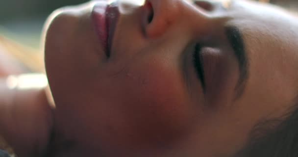 Женщина Открывающая Глаза Лежала Траве Мечтая Расслабленная Девушка — стоковое видео
