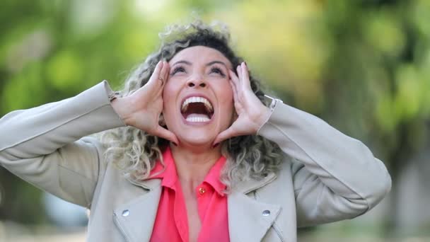 Απογοητευμένη Γυναίκα Που Ουρλιάζει Έξω Κοιτάζοντας Την Κάμερα Νευρικά Ασταθές — Αρχείο Βίντεο