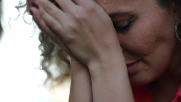 Zwei Frauen Trösten Einander Freundin Durchlebt Schwere Zeiten Empathie Und — Stockvideo