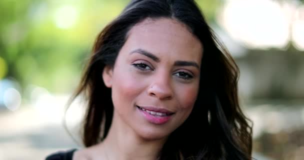 Іспанська Дівчинка Коригує Портретну Посмішку Вулиці Молода Жінка Посміхається — стокове відео