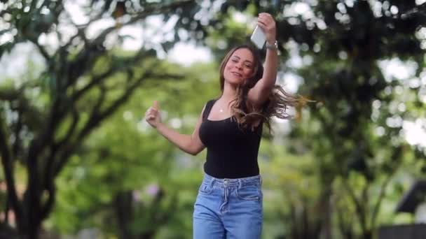 Счастливая Латиноамериканка Жест Положительное Подтверждение Экстатическая Радость — стоковое видео
