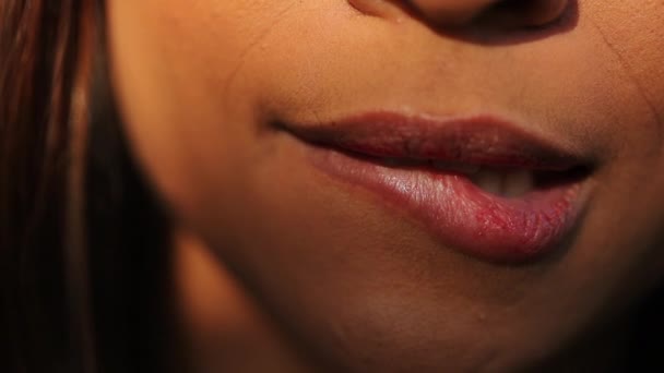 Dudak Isıran Öpücük Yollayan Seksi Kız — Stok video