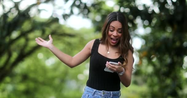 Hispanische Frau Erhält Nachricht Telefon Feiert Erfolg — Stockvideo