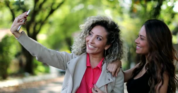 Dois Amigos Tirar Selfie Juntos Mulheres Tirando Foto Com Smartphone — Vídeo de Stock