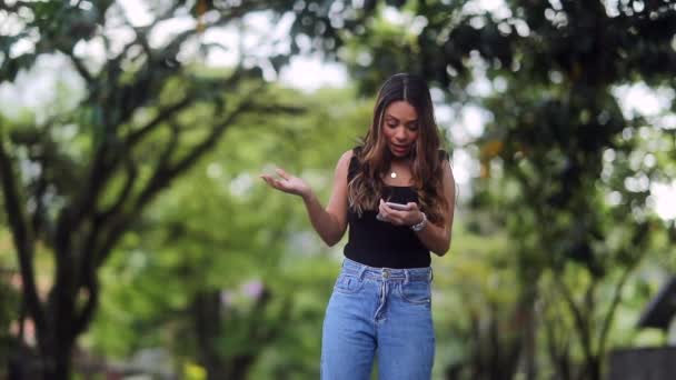 Hispanik Kız Akıllı Telefon Cihazından Harika Bir Kısa Mesaj Aldı — Stok video