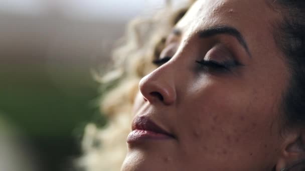 Hispanische Latina Frau Schließt Die Augen Meditation Und Kontemplation Person — Stockvideo
