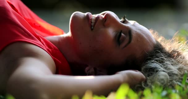 Relaxado Hispânico Mulher Mentiu Grama Fora Parque Pessoa Relaxante Mentindo — Vídeo de Stock