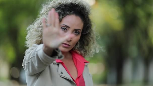 Mulher Negando Rejeitar Oferta Com Mão Palma Levantada Dizendo Não — Vídeo de Stock