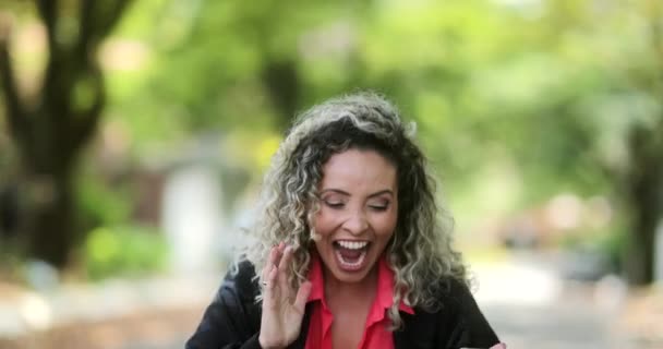 Šťastná Žena Přijímající Zprávy Telefonu Tančící Radostí Osoba Slaví Úspěch — Stock video