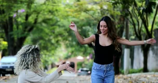 Glad Latinamerikanska Kvinnor Dansar Gatan — Stockvideo