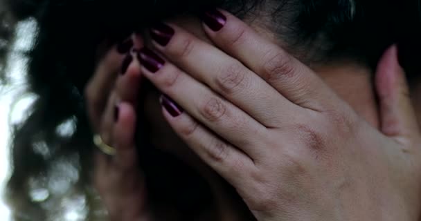 Απελπισμένη Γυναίκα Σκύβει Χέρια Στο Πρόσωπο Κατάθλιψη Άτομο Που Πάσχει — Αρχείο Βίντεο