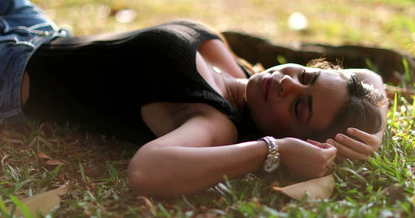 Mujer Tendida Hierba Afuera Soñando Relajada Tranquila Chica Mintió Aire — Foto de Stock