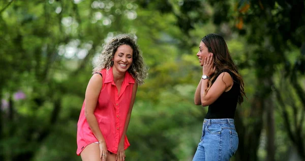 外面两个女人在谈话 女性朋友在一起笑 — 图库照片