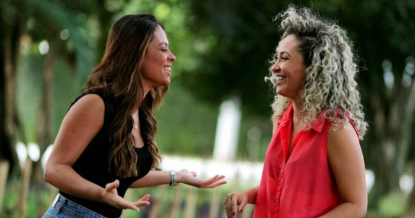 Dos Mujeres Conversando Afuera Amigas Riéndose Juntas —  Fotos de Stock