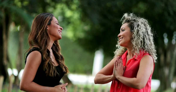 Due Donne Conversazione Fuori Amiche Femorali Che Ridono Insieme — Foto Stock