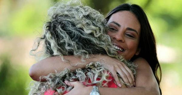 Duas Mulheres Amigas Abraçam Fora Pessoas Abraçam Calorosamente — Fotografia de Stock