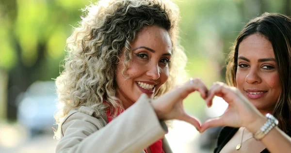 Dos Mujeres Haciendo Símbolo Del Corazón Con Las Manos Fuera —  Fotos de Stock