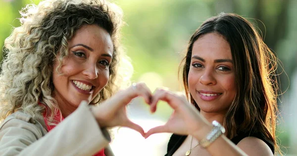 Två Kvinnor Gör Hjärtsymbol Med Händerna Utanför — Stockfoto
