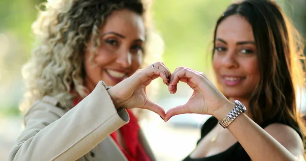 Dos Mujeres Haciendo Símbolo Del Corazón Con Las Manos Fuera — Foto de Stock