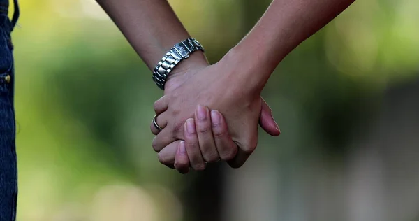 Två Personer Håller Händerna Utanför Närbild Hand Håller — Stockfoto