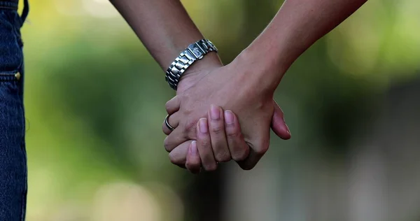 Zwei Menschen Die Sich Draußen Den Händen Halten Die Hand — Stockfoto