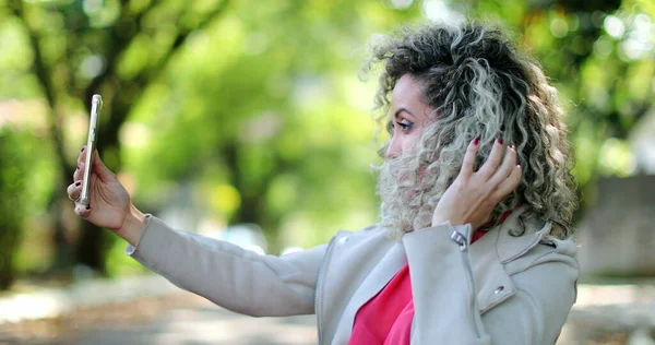 Mujer Ajustando Cabello Cara Delante Cámara Del Teléfono Celular Fuera —  Fotos de Stock