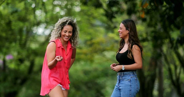 Duas Mulheres Conversando Fora Amigas Femininas Rindo Juntas — Fotografia de Stock