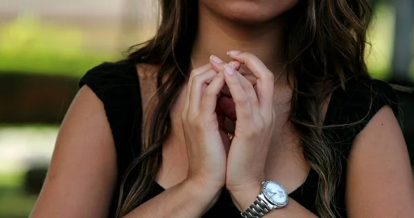 Vrouw Close Hand Bidden Met Geloof Hoop — Stockfoto