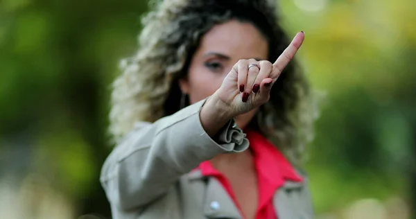Kobieta Zirytowana Robieniem Znaku Stopu Ręką Odmawiając Wyrażając Obronę Lub — Zdjęcie stockowe