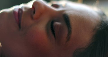 Gözlerini açan kadın dışarıda çimenlere uzanmış hayal kuruyor, rahat kız.