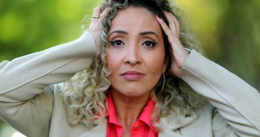 Öfke ve hüsran içinde kameraya bağıran kadın.