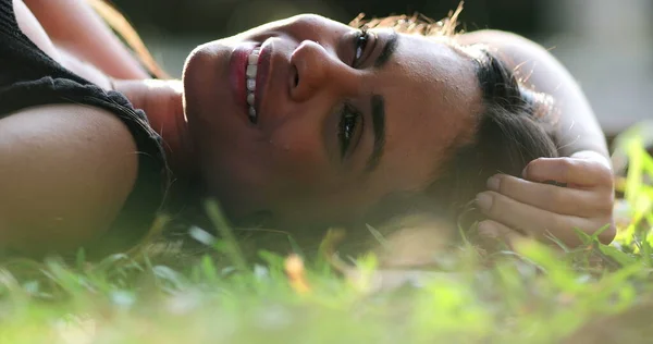 Mulher Abrir Olhos Mentiu Grama Fora Devaneio Menina Relaxada — Fotografia de Stock