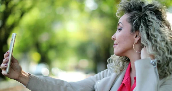 Mulher Tirando Selfie Com Câmera Telefone Fora Mesma — Fotografia de Stock