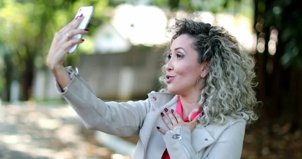 Mulher Falando Telefone Webcame Câmera Comunicação Longa Distância — Fotografia de Stock