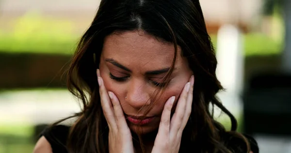 Mulher Hispânica Preocupada Sentindo Angústia Estresse — Fotografia de Stock