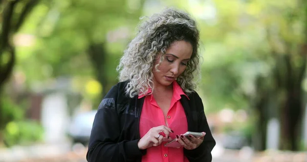 Mujer Usando Teléfono Inteligente Afuera Parque Luz Del Sol Persona — Foto de Stock