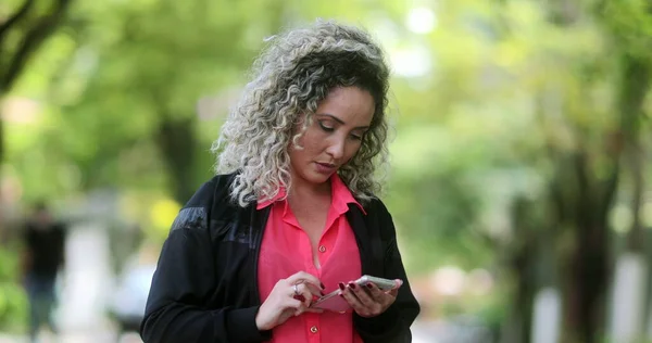 Mujer Usando Teléfono Inteligente Afuera Parque Luz Del Sol Persona —  Fotos de Stock