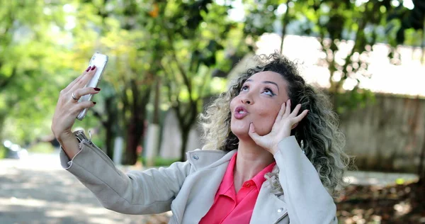 Mulher Tirando Selfie Com Câmera Telefone Fora Mesma — Fotografia de Stock