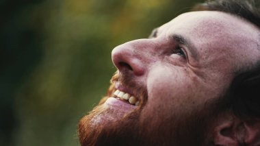 Meditasyon yapan bir adam derin düşüncelere dalmış gözlerini kapatıyor. Sadık 30 'lu yaşlardaki dindar adam gökyüzüne umutla bakıyor.