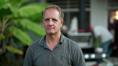 Dışarıda kameraya bakan ciddi bir suratı olan yaşlı bir adamın portresi. Son sınıf öğrencisinin yüzünü kapatın.