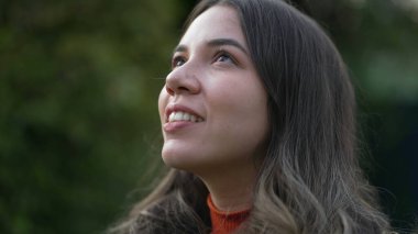 Huzurlu ve huzurlu genç bir kadın derin derin düşünüyor. Ruhani meditasyon yapan bin yıllık kız gözlerini açıyor.