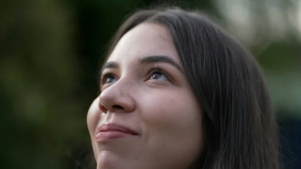Νεαρή Γυναίκα Κλείνει Μάτια Πρόσωπο Διαλογισμού Πρόσωπο Που Χαμογελά Την — Φωτογραφία Αρχείου