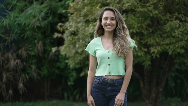 Radostná Hispánská Latinskoamerická Dívka Stojí Venku Usmívá Latinskoamerický Portrét Mladé — Stock fotografie