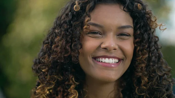 Szczęśliwa Czarna Dziewczyna Kręconym Uśmiechem Portret Twarzy Zbliżenie Brazylijskiej Latynoskiej — Zdjęcie stockowe