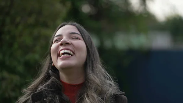 Een Gelukkig Casual Braziliaanse Latino Jonge Vrouw Lachen Glimlachen Portret — Stockfoto