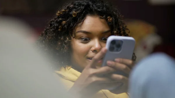 Vrouw Schokken Emotie Nieuws Tijdens Het Gebruik Van Mobiele Telefoon — Stockfoto