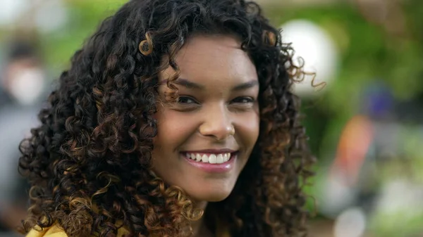 곱슬곱슬 미소를 브라질에 아프리카 미국인젊은 여성의 초상화가 감춰져 — 스톡 사진