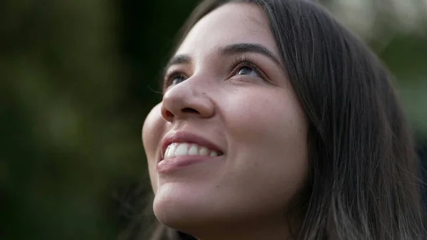 Ung Kvinna Blundar Meditation Närbild Ansikte Person Som Ler Med — Stockfoto