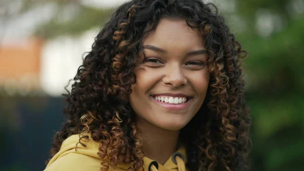 Uma Alegre Garota Negra Brasileira Livre 20S Millennial Afro Americano — Fotografia de Stock